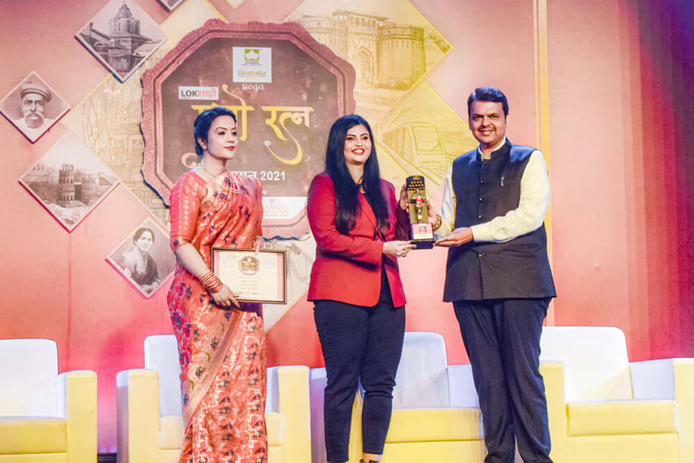 Archana Suresh Kute has been honored with the Lokshahi Pune Ratna 2021 award by the hands of Respected Shri. Devendra Fadnavis