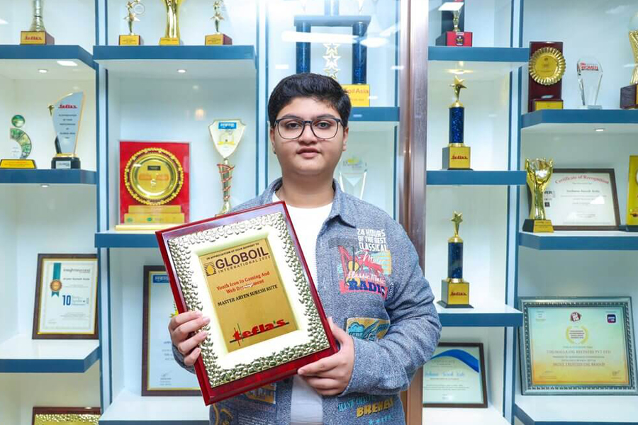 ryen Suresh Kute received Youth Icon in Gaming and Web Development Award