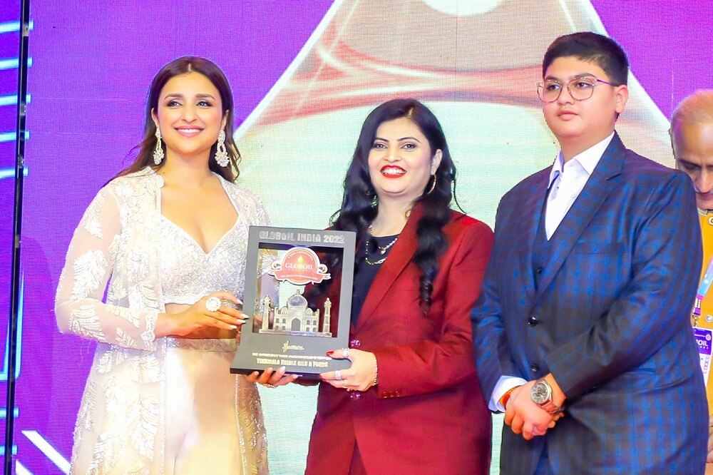 Parineeti Chopra presenting Woman Icon Of The Year 2022 Award to Archana Kute