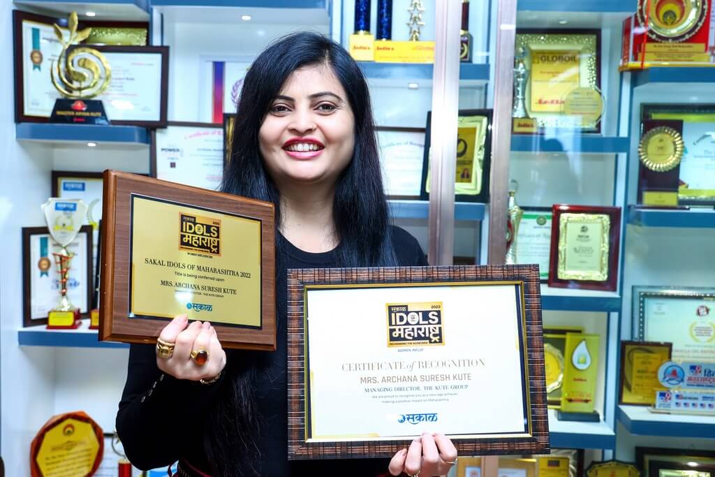 Mrs. Archana Suresh Kute received Sakal Idols Of Maharashtra Award